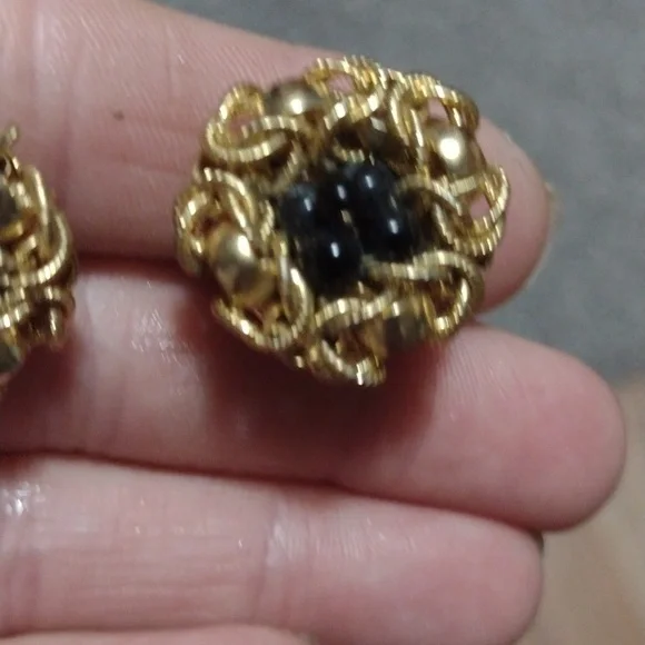 VINTAGE JAPAN MARKED FILIGREE GOLD-TONE BLACK BEADED BUTTON CLIP-ON 1" EARRINGS - Picture 6 of 10